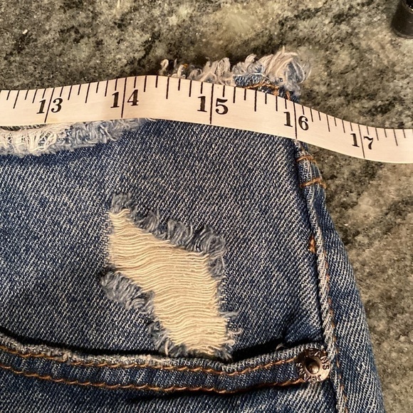 Signature 8 Distressed and Frayed Mid-rise Shortie jean Shorts size 6 - Picture 5 of 7